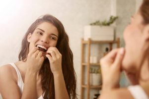 Você sabe o que causa tártaro nos dentes? Entenda como prevenir essa doença