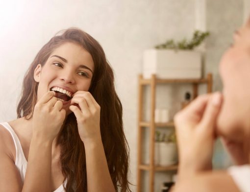 Você sabe o que causa tártaro nos dentes? Entenda como prevenir essa doença